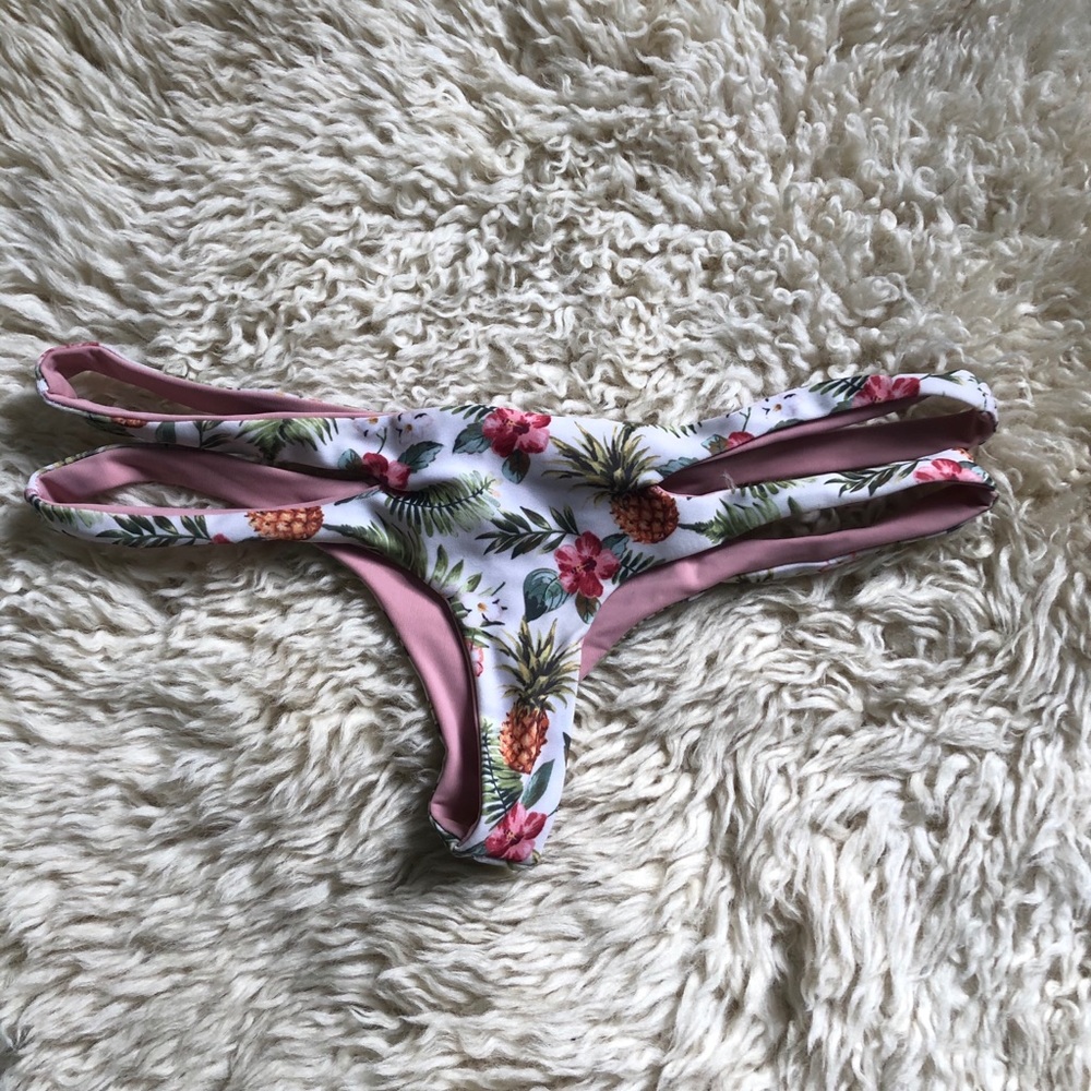 Thong bikini bottoms